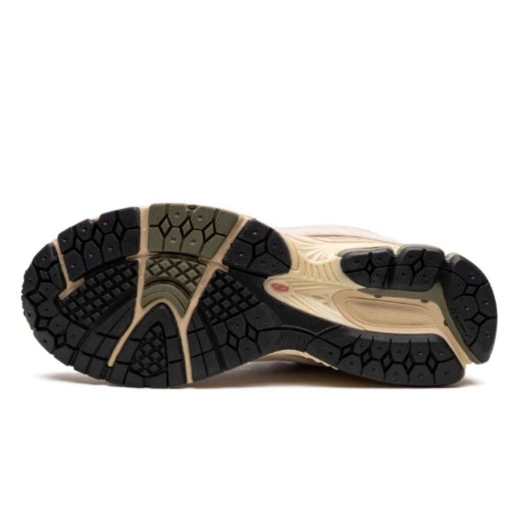 New Balance Beige and Pink Sneakers - Picture 4 of 9